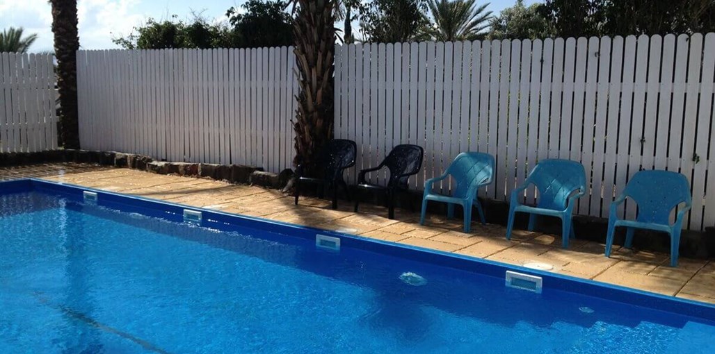 בקתות עץ אורן החצר והבריכה (1).JPG