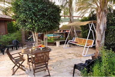 בקתות עץ אורן - החצר והבריכה