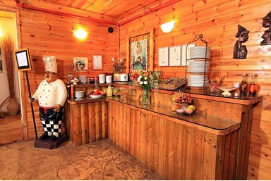 בקתות עץ אורן - חדר האוכל 