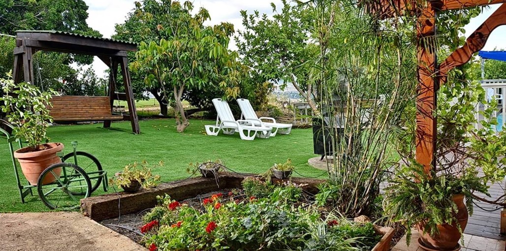 בוסתן הכנרת בוסתן הכנרת - החצר, הבריכה והנוף (7).jpg