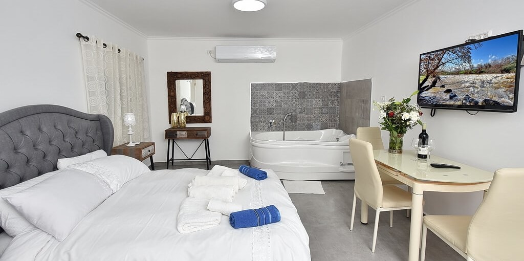 אחוזת אלכסנדר הבקתות הרומנטיות (1).jpg