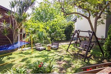 קרן אור בטבע - הבריכה והחצר