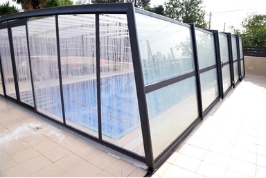 קרן אור בטבע - הבריכה והחצר