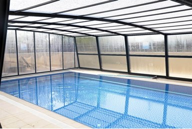 קרן אור בטבע - הבריכה והחצר