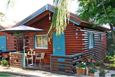 גן נמי - בקתות עץ רומנטיות - החצר