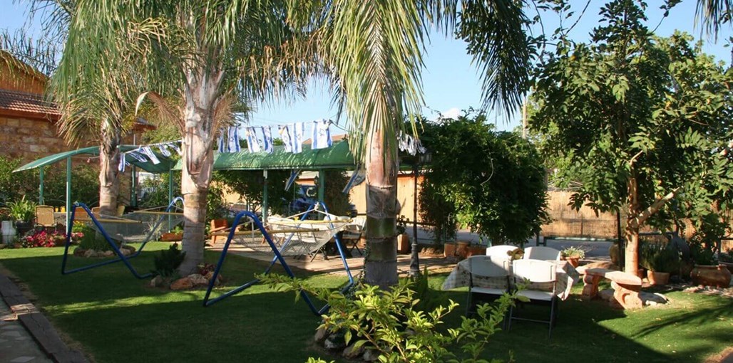 גן נמי - בקתות עץ רומנטיות חצר (21).JPG