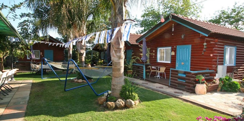 גן נמי - בקתות עץ רומנטיות חצר (22).JPG