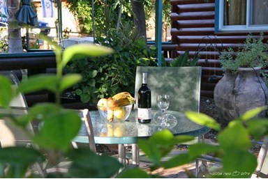 גן נמי - בקתות עץ רומנטיות - החצר