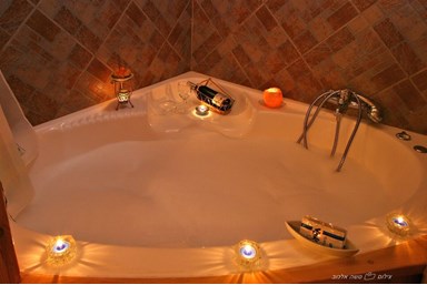 גן נמי - בקתות עץ רומנטיות - הבקתות