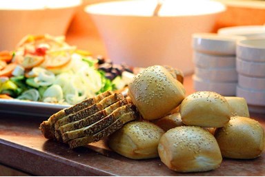 אירוח כפרי בקיבוץ אילות - מסעדה - כפות תמרים