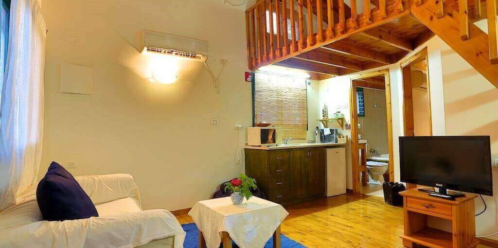 אורחן כפר מסריק בקתות עץ (2).jpg