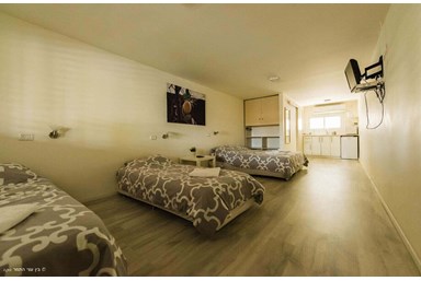 בין עצי התמר - חדרי אירוח