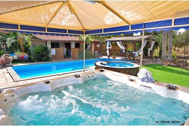 אהבה במרום - בריכה מקורה 