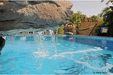 אהבה במרום - בריכה מקורה 