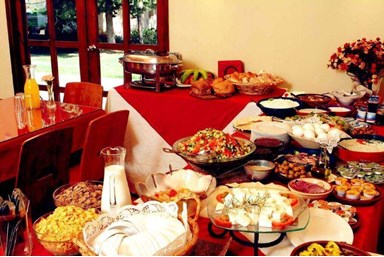 אירוח כפרי שמרת - החצר וארוחת הבוקר