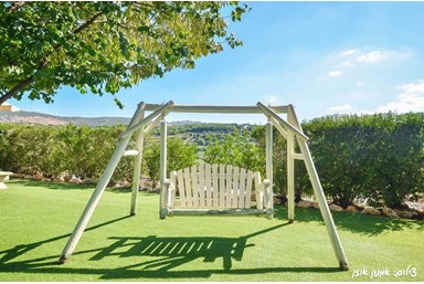 בצל האלון - הבריכה והחצר