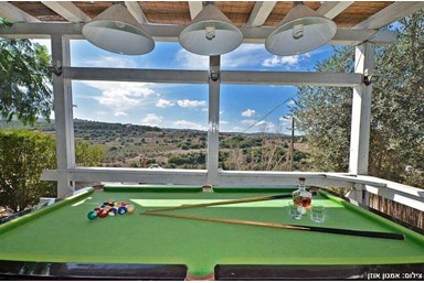 בצל האלון - הבריכה והחצר