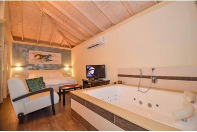 בצל האלון - הסוויטה הלבנה