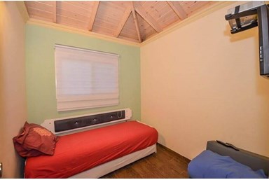 בצל האלון - הסוויטה הלבנה