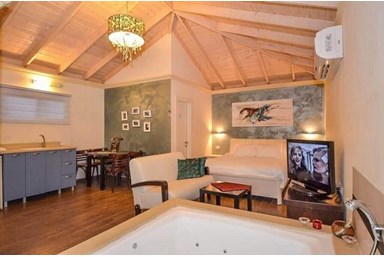 בצל האלון - הסוויטה הלבנה