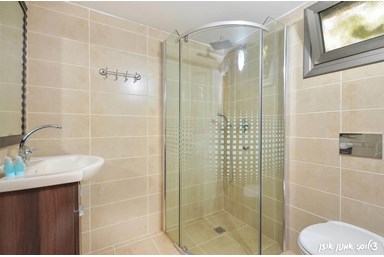 בצל האלון - בקתת החופש