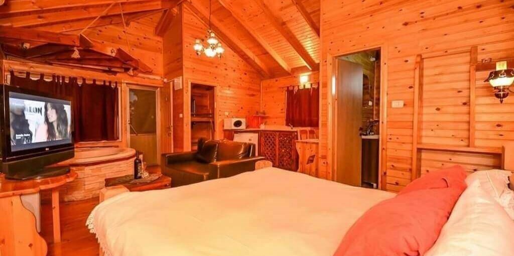 בצל האלון בקתת השלווה (2).jpg