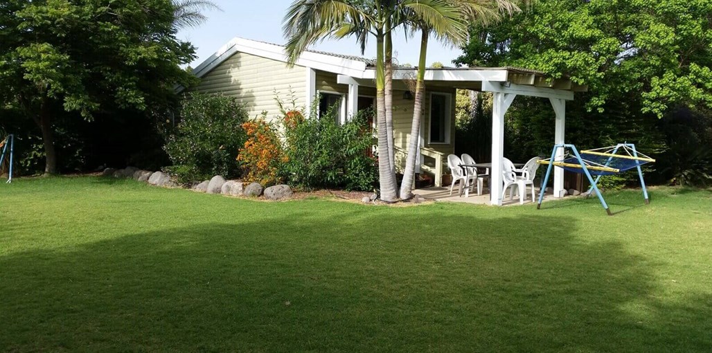 בקתה בגבעה החצר והבריכה (11).jpg