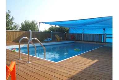 בקתה בגבעה - בקתות העץ