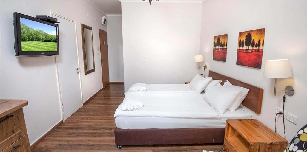 קיבוץ דליה - זהר בדשא רגבים (1).jpg