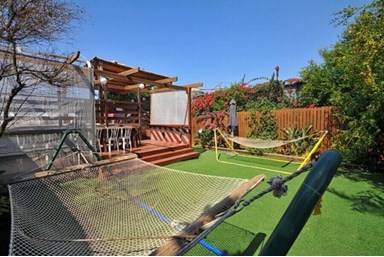 בצל התומר - החצר והבריכה