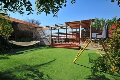 בצל התומר - החצר והבריכה