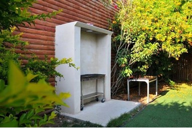 בצל התומר - החצר והבריכה