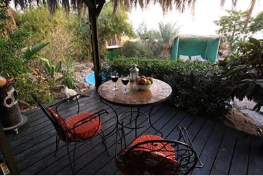 אלאדין - בקתות ומערות - החצר והבריכה 