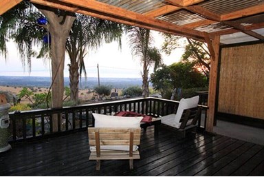 אלאדין - בקתות ומערות - החצר והבריכה 