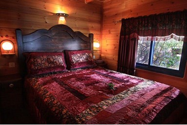 אלאדין - בקתות ומערות - החצר והבריכה 