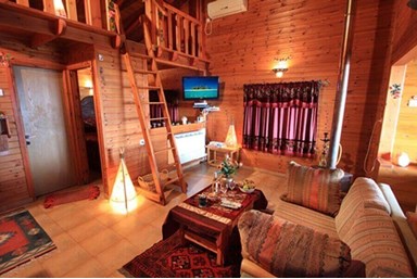 אלאדין - בקתות ומערות - החצר והבריכה 