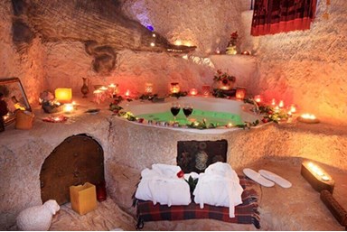 אלאדין - בקתות ומערות - החצר והבריכה 