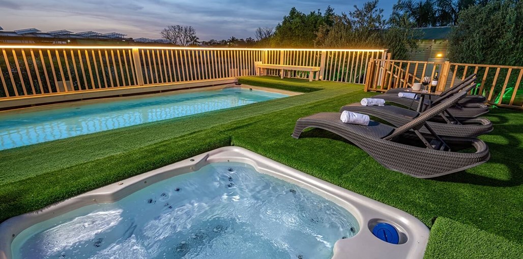 בצל הגלבוע הבריכה והחצר (35).jpg