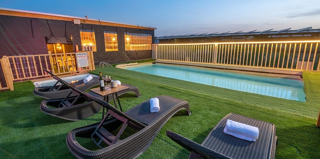 בצל הגלבוע הבריכה והחצר (34).jpg