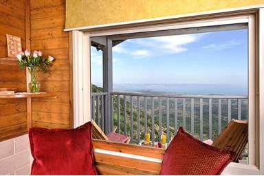 נוף 10 - אמירים - בקתות העץ