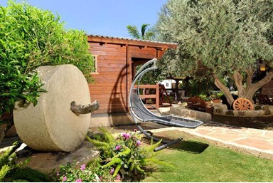 בקתות אודם השני - החצר והנוף