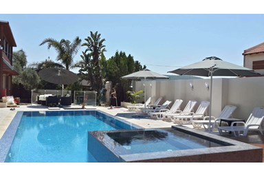 בקתות אודם השני - החצר והנוף