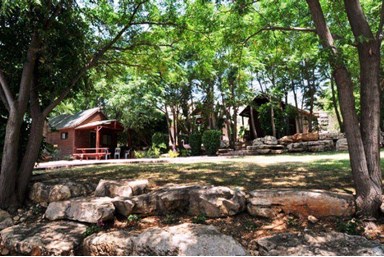 קדמת עדן - הבריכה והחצר