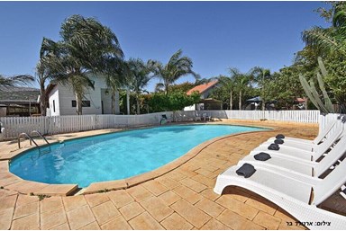 ניחוח התמר - החצר והבריכה