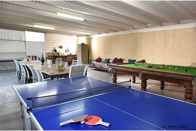 ניחוח התמר - החצר והבריכה