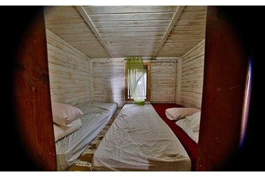 בקתות בערפל - הראשונה