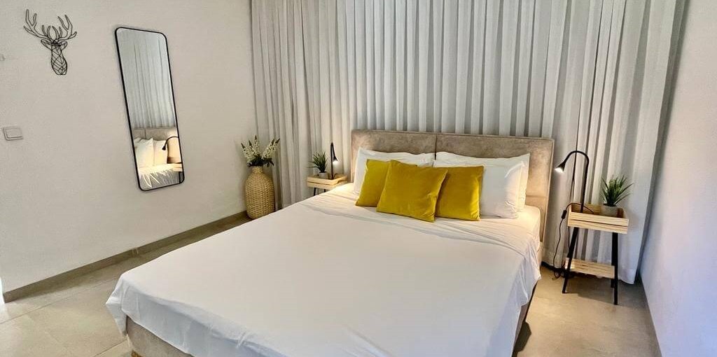 אורחן חוויה חדר עם וילונות חדשים (1).jpeg