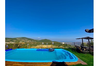 בקתות עץ בין העננים - הבריכה והנוף