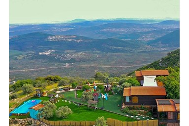 בקתות עץ בין העננים - הבריכה והנוף