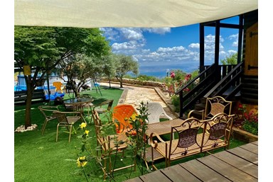 בקתות עץ בין העננים - החצר